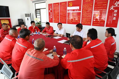 聂晓炜与焦页18号中心站员工座谈