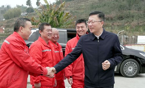 油田领导开展春节前走访慰问